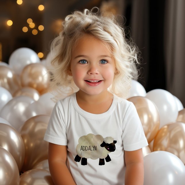 Niedlicher Baby Sheep Lamb Säugling Kleinkind Name Baby T-shirt (Cute baby lamb t-shirt personalized with your child's name)