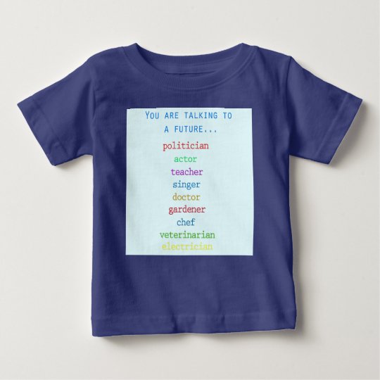 Niedlicher Baby-T - Shirt während eines