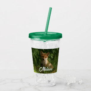 Niedlicher Babyfuchs in einem grünen Wald Acryltrinkbecher