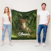 Niedlicher Babyfuchs in einem grünen Wald