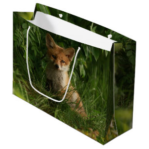 Niedlicher Babyfuchs in einem grünen Wald Große Geschenktüte