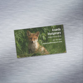 Niedlicher Babyfuchs in einem grünen Wald Magnetische Visitenkarte