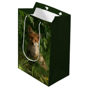 Niedlicher Babyfuchs in einem grünen Wald Mittlere Geschenktüte