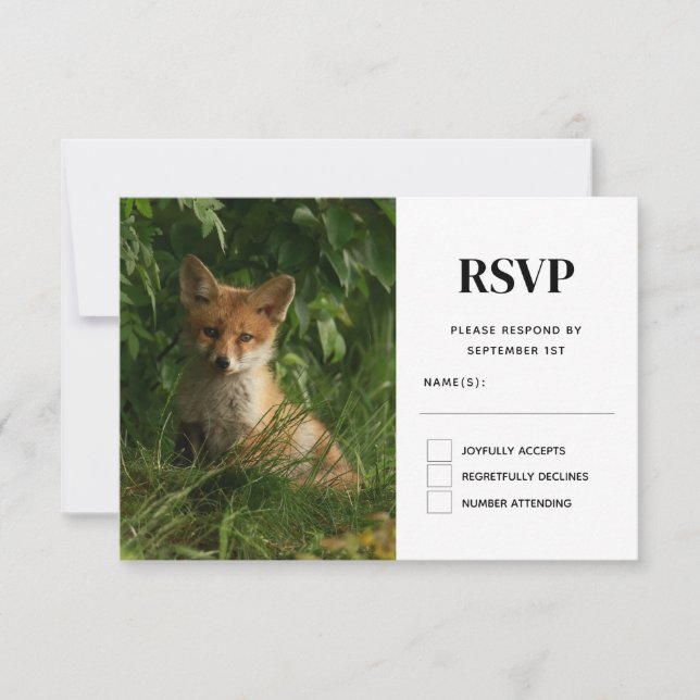 Niedlicher Babyfuchs in einem grünen Wald RSVP Karte (Vorderseite)