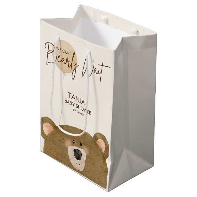 Niedlicher Bär, den wir frühzeitig abwarten können Mittlere Geschenktüte (Vorderseite Schrägansicht)