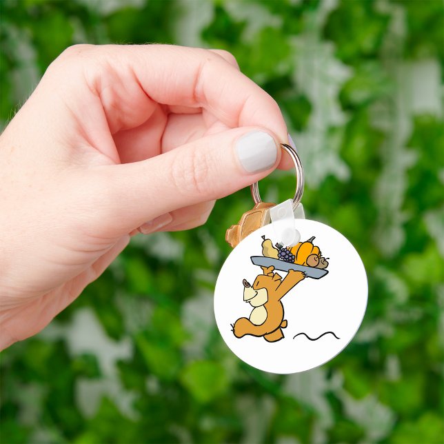 Niedlicher Bär, der eine festliche Ernteplattform  Schlüsselanhänger (Von Creator hochgeladen)
