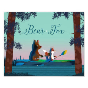Niedlicher Bär und Fox Kajak am Waldrand Fotodruck