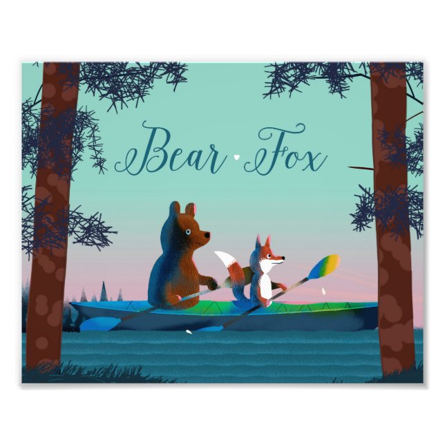 Niedlicher Bär und Fox Kajak am Waldrand Fotodruck (Vorne)