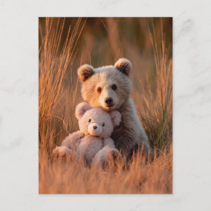 Niedlicher Bärenjunge umarmt einen Teddybären Feiertagspostkarte