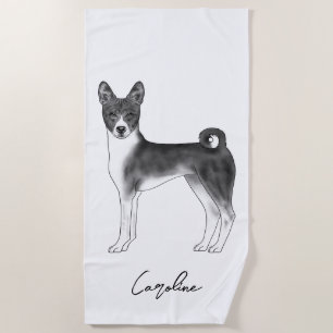 Niedlicher Basenji-Hund in Schwarz-Weiß-Schrift un Strandtuch