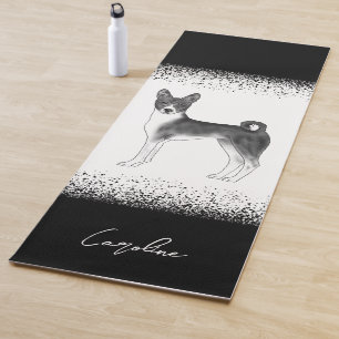 Niedlicher Basenji-Hund in Schwarz-Weiß-Schrift un Yogamatte