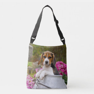 Niedlicher Beagle Hund Welpe in einem Milk Churn F Tragetaschen Mit Langen Trägern
