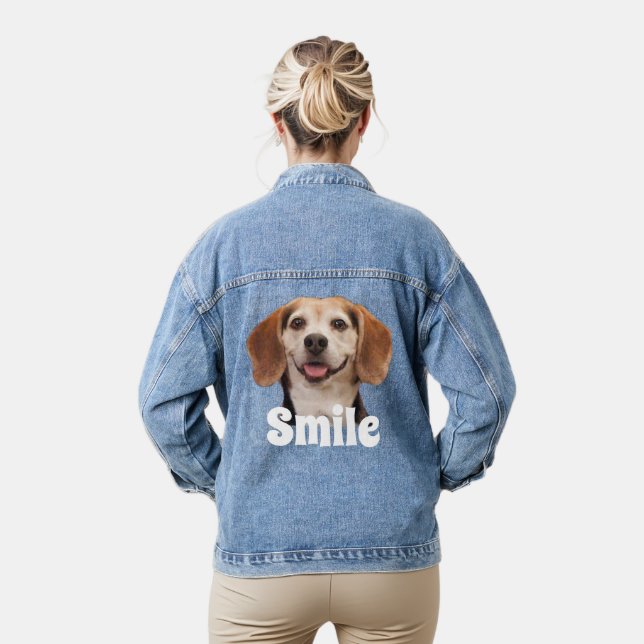 Niedlicher Beagle Hunde mit Gesichtsausdruck moder Jeansjacke (Modell)