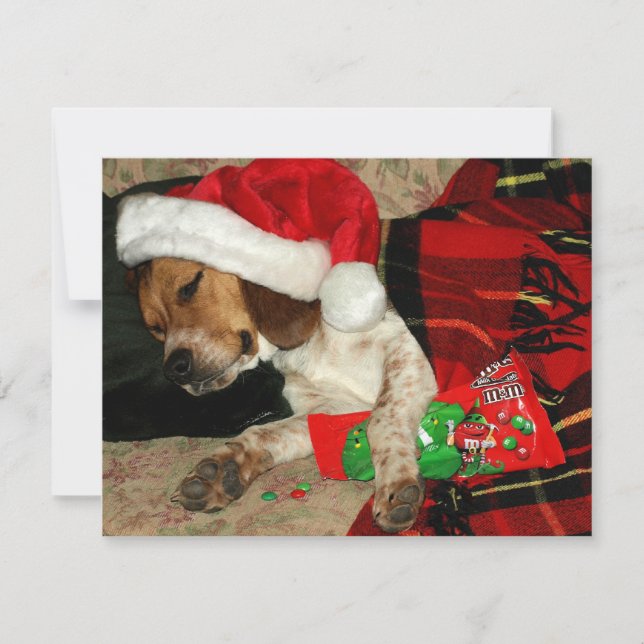 Niedlicher Beagle-Welpen-Snoopy tragende Feiertagskarte (Vorderseite)