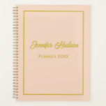 Niedlicher, benutzerdefinierter Girlanleichtpfirsi Planer<br><div class="desc">Bleibe organisiert und stilvoll mit diesem hübschen mädchenhaften Monatsplaner! Mit einem leichten Pfirsichdeckel mit eleganten goldenen Akzenten verbindet dieser Planer Einfachheit und Charme. Das minimalistische Design ist perfekt für alle, die ein sauberes und puristisches Aussehen schätzen. Passen Sie das Cover mit Ihrem Namen oder einer speziellen Nachricht an, um es...</div>