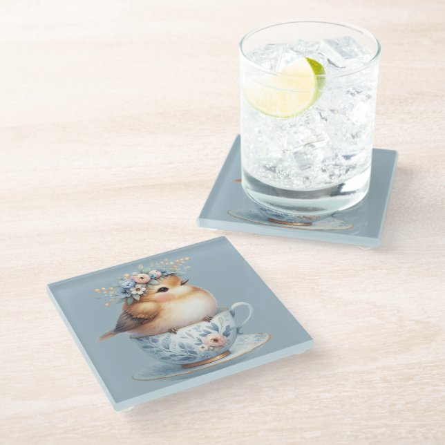 Niedlicher Blauer Vogel mit Blütenkrone im Teacup Glasuntersetzer (Schrägansicht)