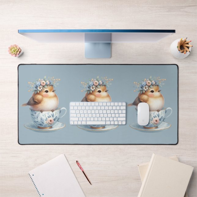 Niedlicher Blauer Vogel mit Blütenkrone im Teacup Schreibtischunterlage (Büro 1)