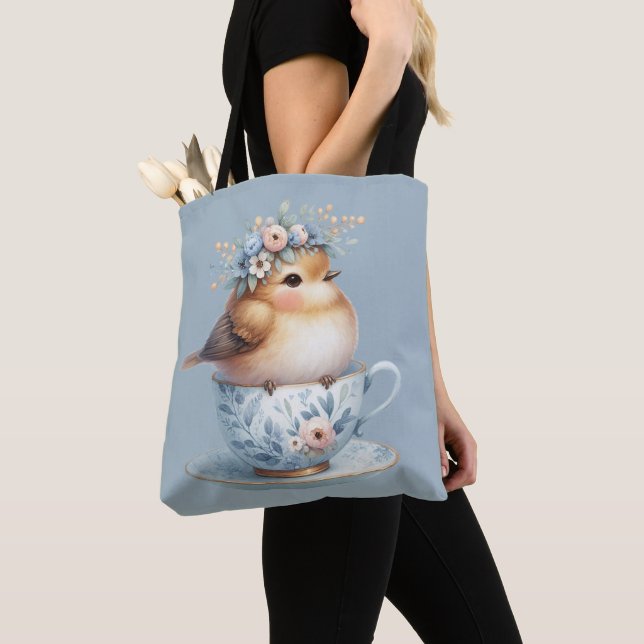 Niedlicher Blauer Vogel mit Blütenkrone im Teacup Tasche (Von Nahem)