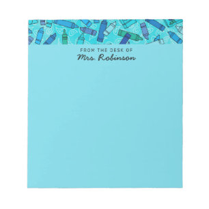 Niedlicher Blue Crayons Lehrer vom Schreibtisch Notizblock