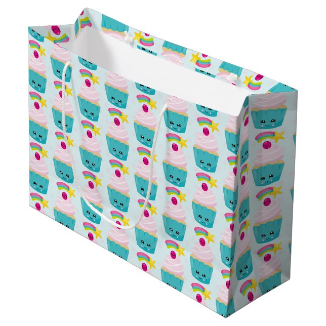 Niedlicher Blue Cupcake mit Kawaii Gesichtsmuster Große Geschenktüte (Vorderseite Schrägansicht)
