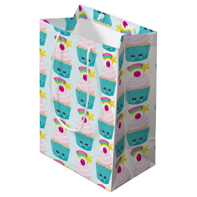 Niedlicher Blue Cupcake mit Kawaii Gesichtsmuster Mittlere Geschenktüte (Vorderseite Schrägansicht)