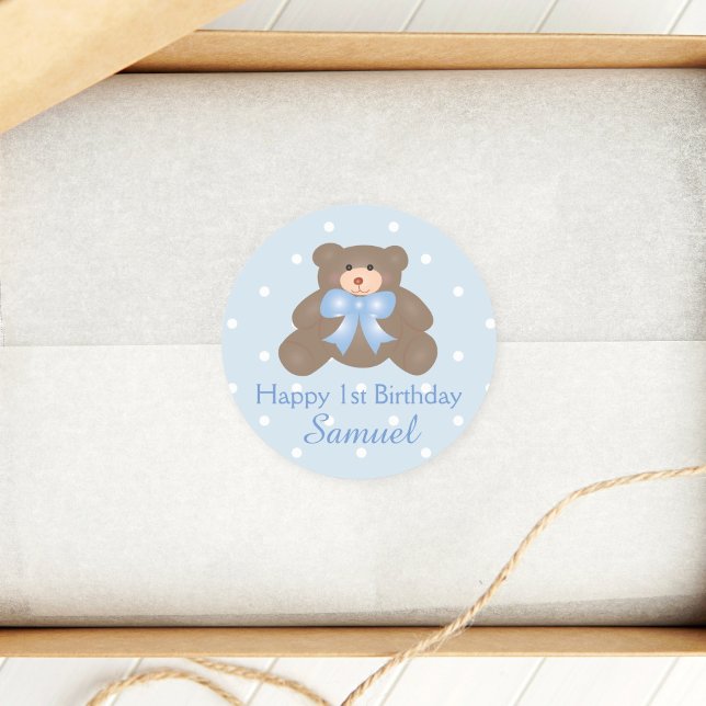 Niedlicher Blue Ribbon Baby Teddy Bär erster Gebur Runder Aufkleber (Von Creator hochgeladen)