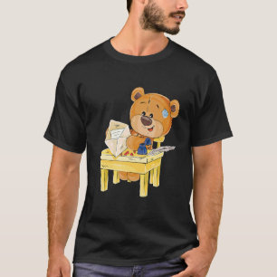 Niedlicher brauner Bär auf einem Stuhl T-Shirt