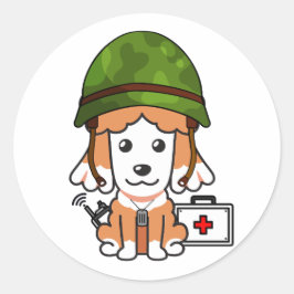 Niedlicher brauner Hund mit Armeehelm Runder Aufkleber
