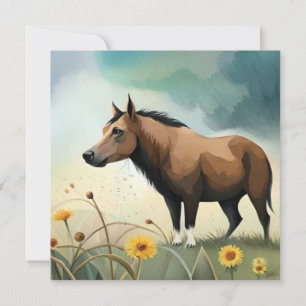 Niedlicher brauner Pony im Blumenfeld