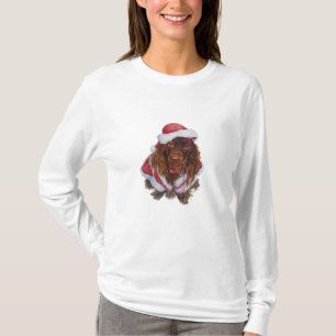 Niedlicher brauner Spaniel in T-Shirt