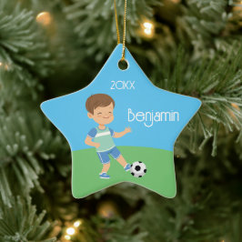 Niedlicher Brünetter Boy Soccer Personalisiert Wei Keramik Ornament