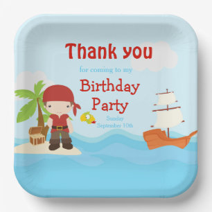 Niedlicher Brünetter Piratenjunge in Red Birthday Pappteller