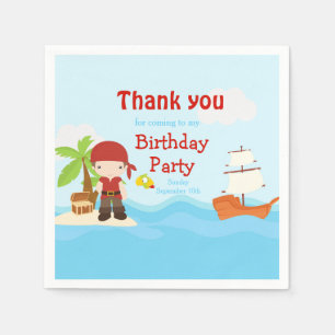 Niedlicher Brünetter Piratenjunge in Red Birthday Serviette