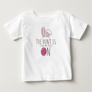 Niedlicher Bunny die Jagd ist auf Ostereier Jagd A Baby T-shirt