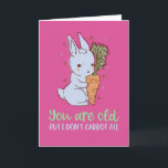 Niedlicher Bunny Pun I Don't Carrot ganz Funny Geb Karte<br><div class="desc">Du bist alt,  aber ich karotte nicht alle. Hübsche,  humorvolle und manchmal sarkastische Geburtstagskarten für Ihre Familie und Freunde. Holen Sie sich diese lustige Karte für Ihre besondere Person. Besuchen Sie unseren Laden für coolere Geburtstagskarten.</div>