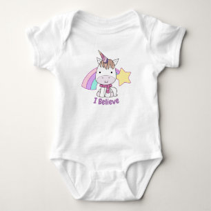 Niedlicher Cartoon Baby Unicorn und Regenbogen Strampler