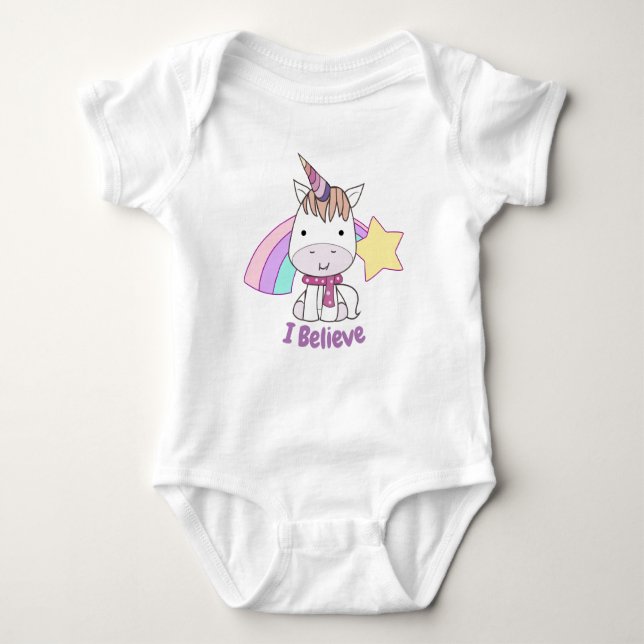 Niedlicher Cartoon Baby Unicorn und Regenbogen Strampler (Vorderseite)