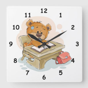 Niedlicher Cartoon Bär, der ein Buch schreibt Quadratische Wanduhr