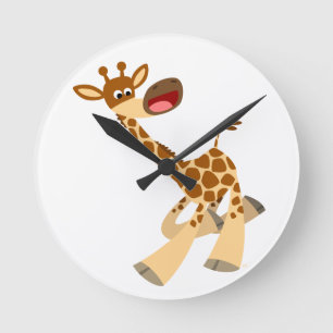Niedlicher Cartoon, der Giraffenmauer verliebt Runde Wanduhr