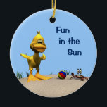 Niedlicher Cartoon Duck and Crab on Beach Keramik Ornament<br><div class="desc">Eine farbenfrohe Keramik mit einer niedlichen gelben Cartoon-Ente,  die am Strand mit einer niedlichen Cartoon-Krabbe spielt. Sie haben Sand,  einen schönen blauen Himmel und einen Beachball,  um ihren Tag perfekt zu machen. Der Begriff "Spaß in der Sonne" kann leicht geändert oder entfernt werden.</div>