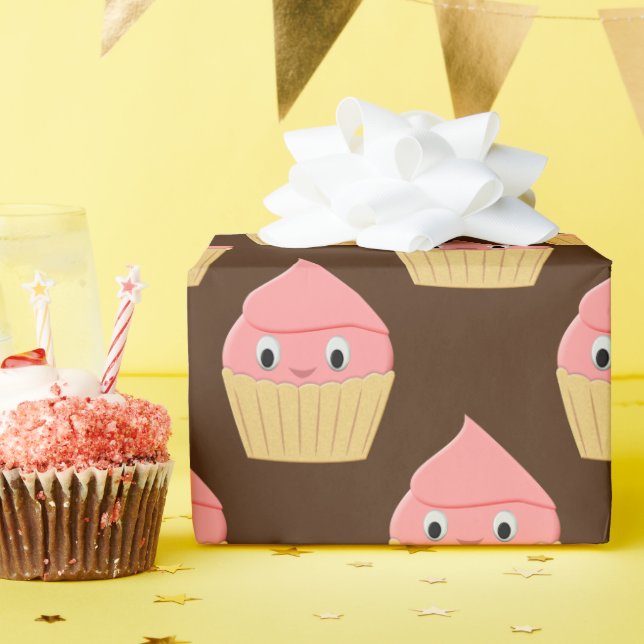 Niedlicher Cartoon Erdbeere Cupcake on Brown Geschenkpapier (Geburtstagsparty)