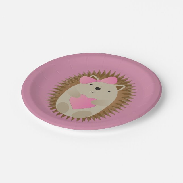 Niedlicher Cartoon Girl Igel umarmt ein rosa Herz Pappteller (Schrägansicht)