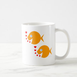 Niedlicher Cartoon Goldfish Neugeborene in Liebe H Kaffeetasse