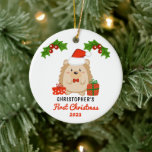 Niedlicher Cartoon Igel Baby's First Christmas Fot Keramik Ornament<br><div class="desc">Niedlicher Cartoon Igel in Weihnachtsmannmütze mit zwei heiligen und beerigen Kleider und zwei Geschenke zu seinen Füßen "First Christmas" Name und Jahresdesign mit Backen Foto.</div>