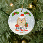Niedlicher Cartoon Igel Baby's First Christmas Fot Keramik Ornament<br><div class="desc">Niedlicher Cartoon Igel in Weihnachtsmannmütze mit zwei heiligen und beerigen Keuchen und zwei Geschenke zu Füßen auf einem schneebedeckten "First Christmas" Name und Jahresdesign mit BackFoto.</div>