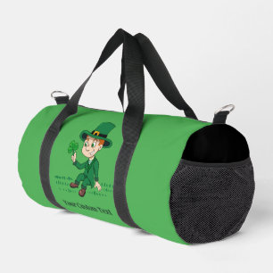 Niedlicher Cartoon-Kobold mit Kleeblatt und Regenb Duffle Bag