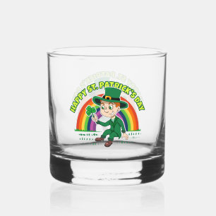 Niedlicher Cartoon-Kobold mit Kleeblatt und Regenb Whiskyglas