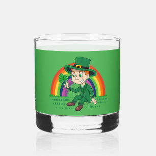 Niedlicher Cartoon-Kobold mit Kleeblatt und Regenb Whiskyglas