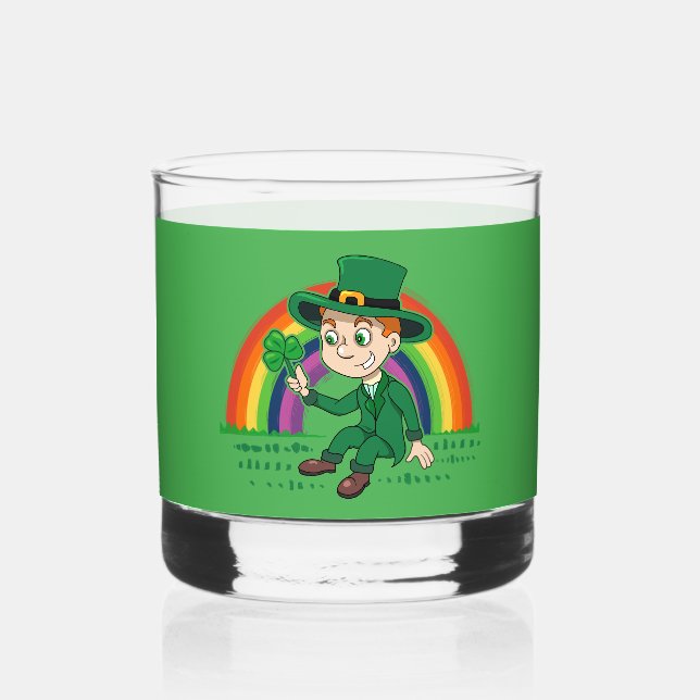 Niedlicher Cartoon-Kobold mit Kleeblatt und Regenb Whiskyglas (Vorderseite)