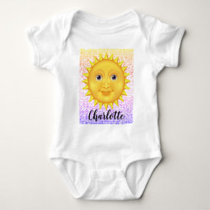 Niedlicher Cartoon Lächeln der Sonne mit süßer Hum Baby Strampler